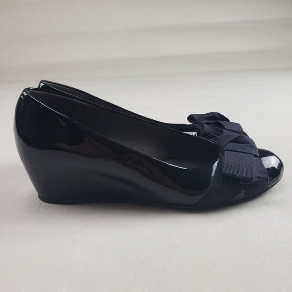 Stuart Weitzman Patent Leather Bow Pump Womens 7 Black Slip On Wedge Heel Spain - Picture 3 of 14
